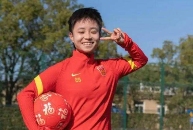 乐鱼体育官网网页版-武汉江大女足为张琳艳留洋送祝福 李磊：欢迎欢迎